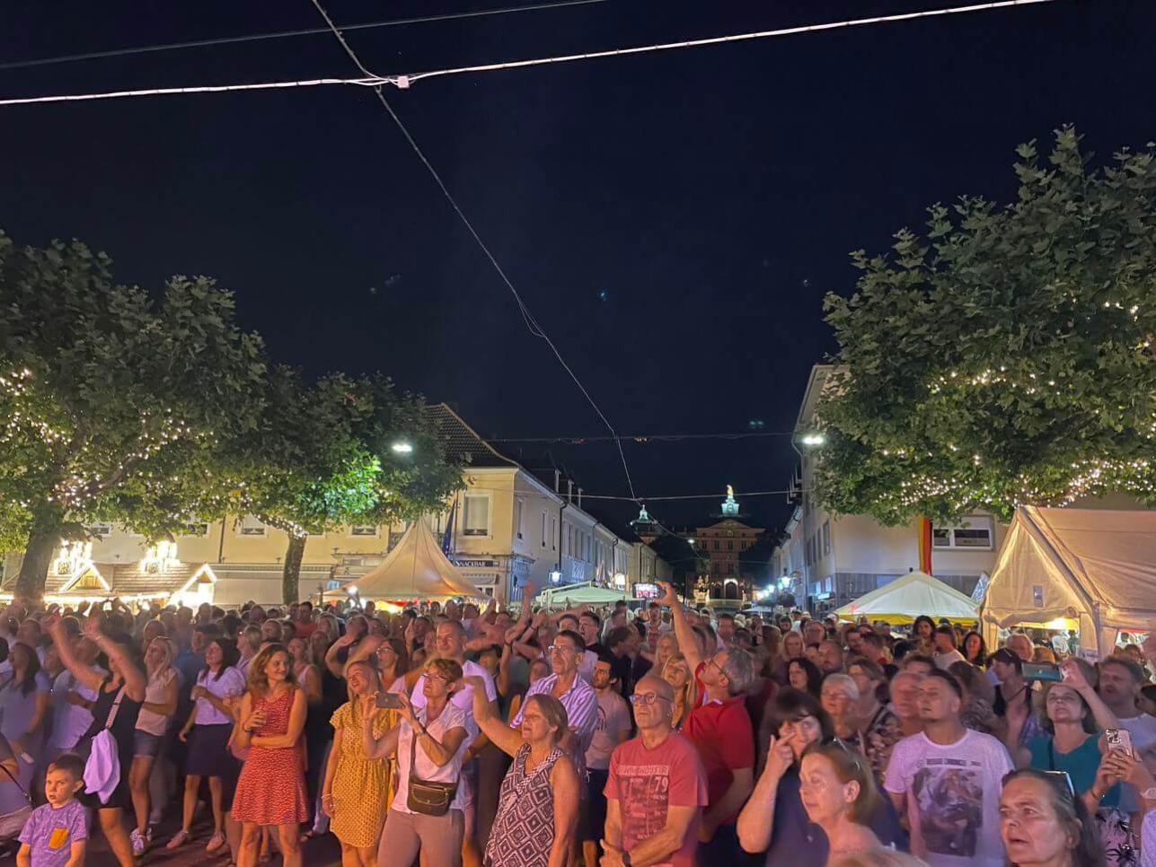 Menschen auf dem Marktplatz am Abend